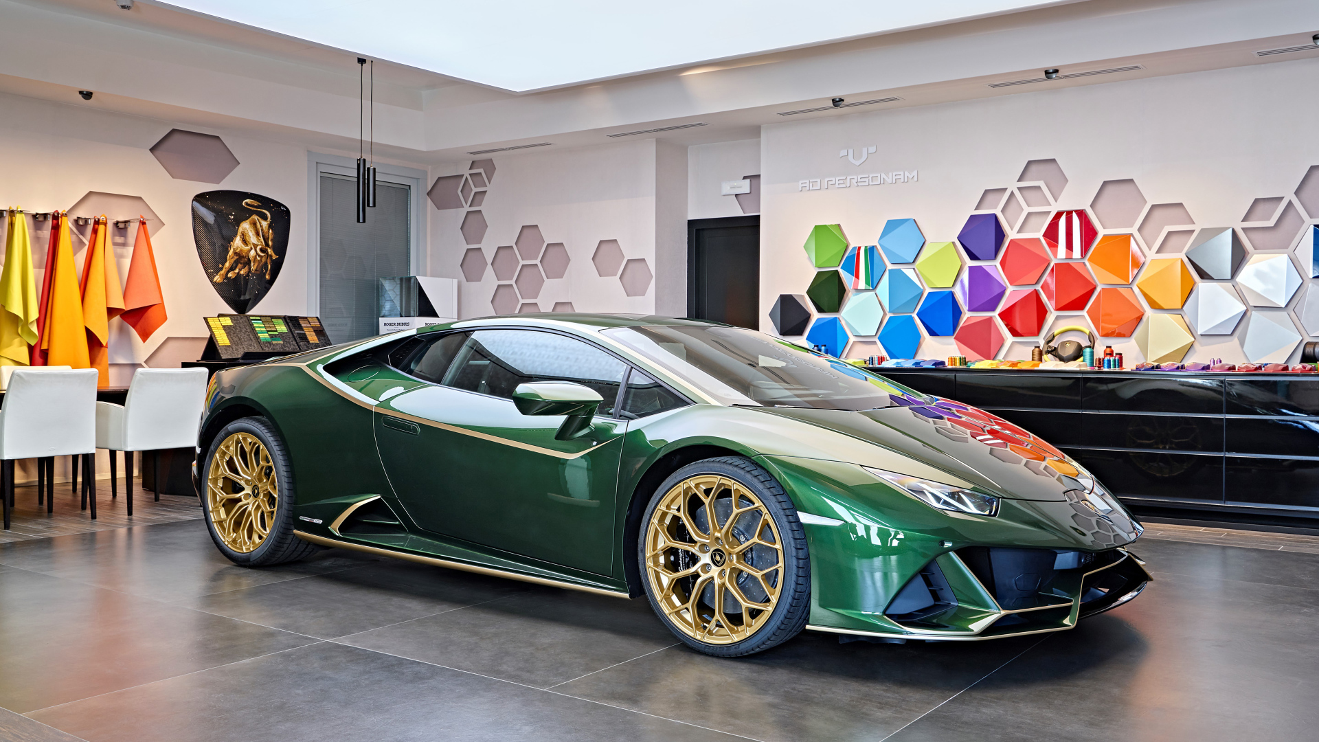 Зеленый автомобиль Lamborghini Huracán 2021 года