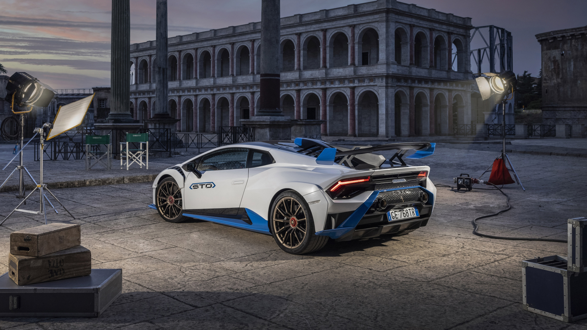 Автомобиль Lamborghini Huracán STO 2021 года вид сзади