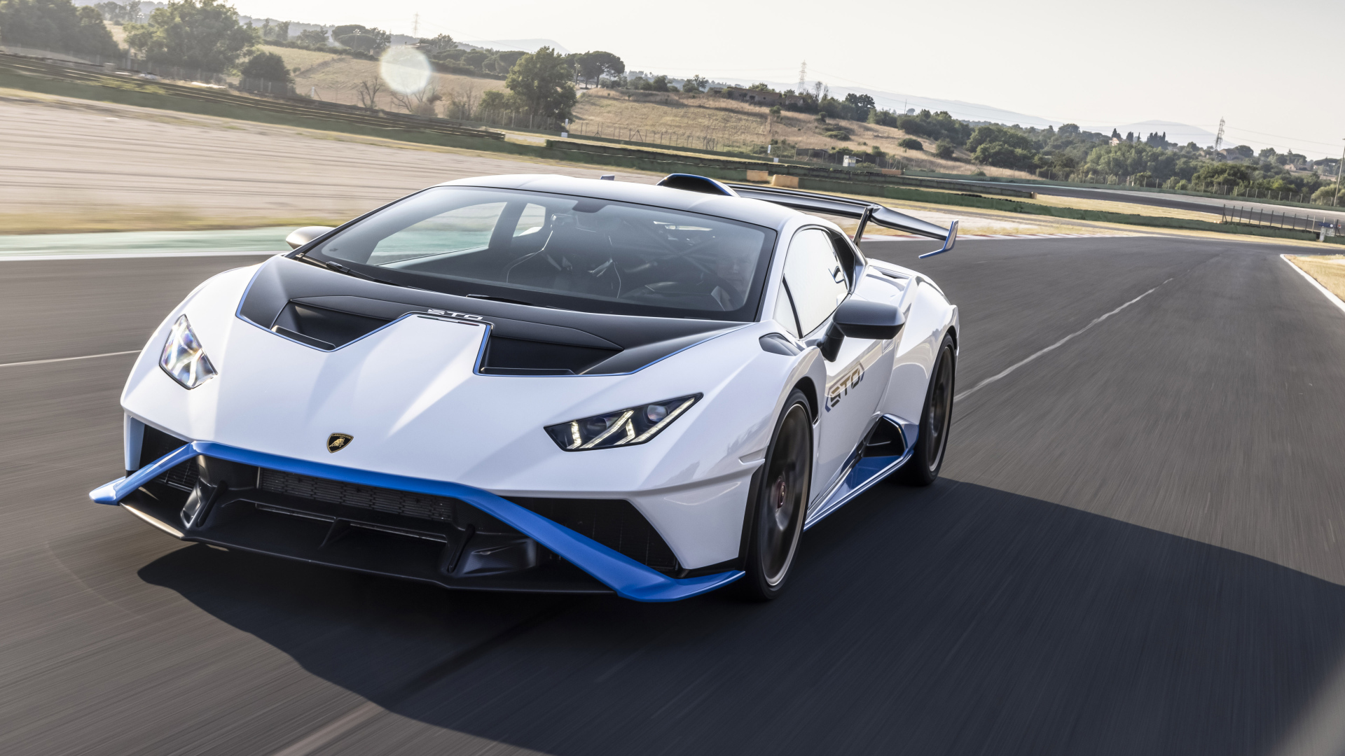 Автомобиль Lamborghini Huracán STO 2021 года на асфальте