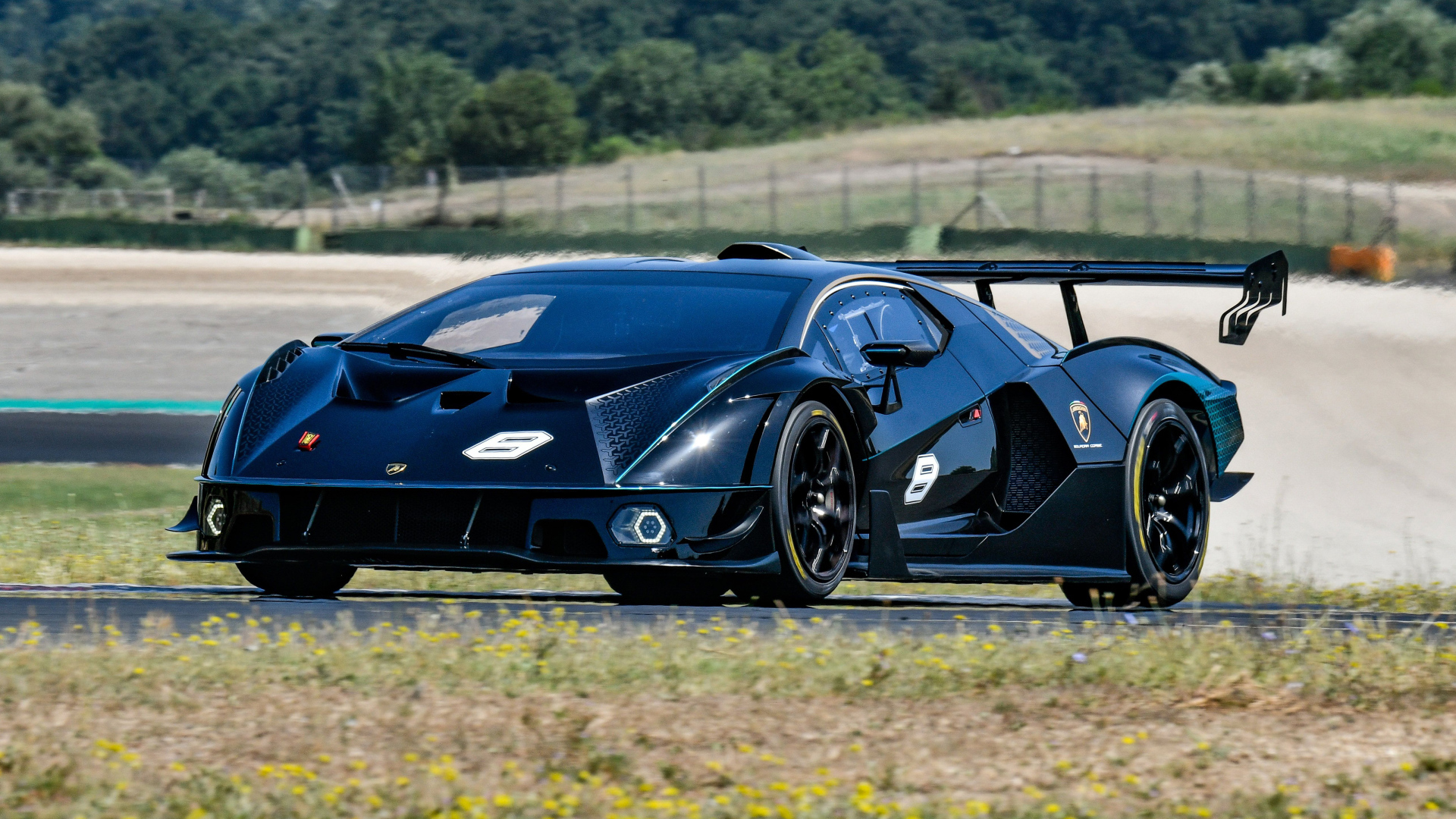 Черный автомобиль Lamborghini Essenza SCV12 на трассе