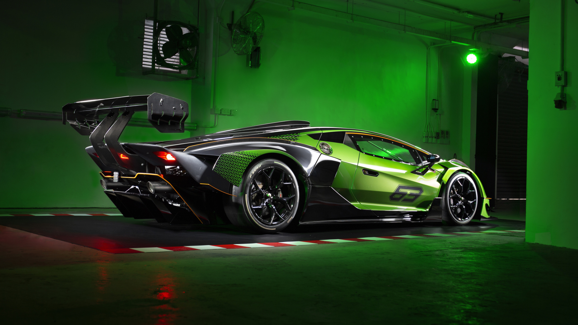 Зеленый Lamborghini Essenza SCV12 стоит в гараже 