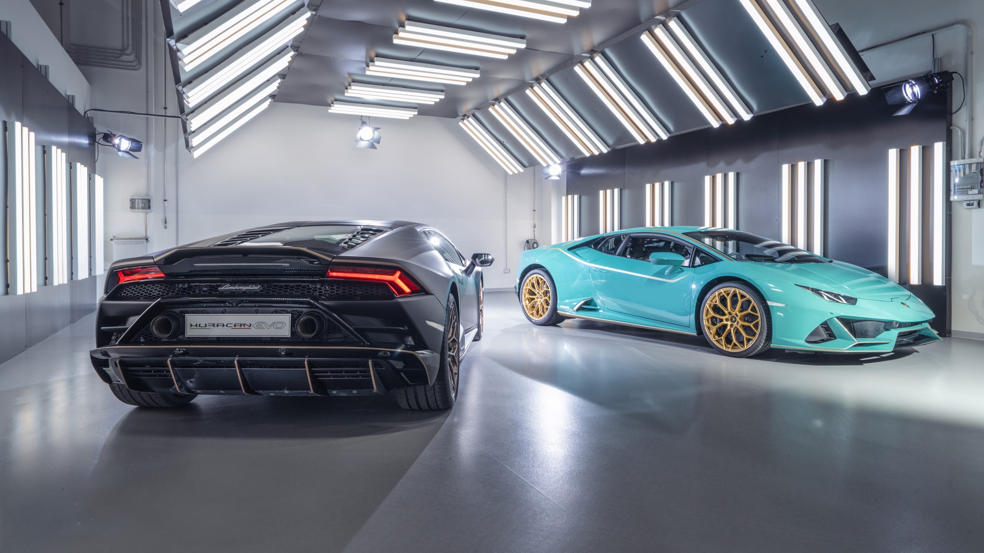 Два автомобиля  Lamborghini Huracán 2021 года в гараже