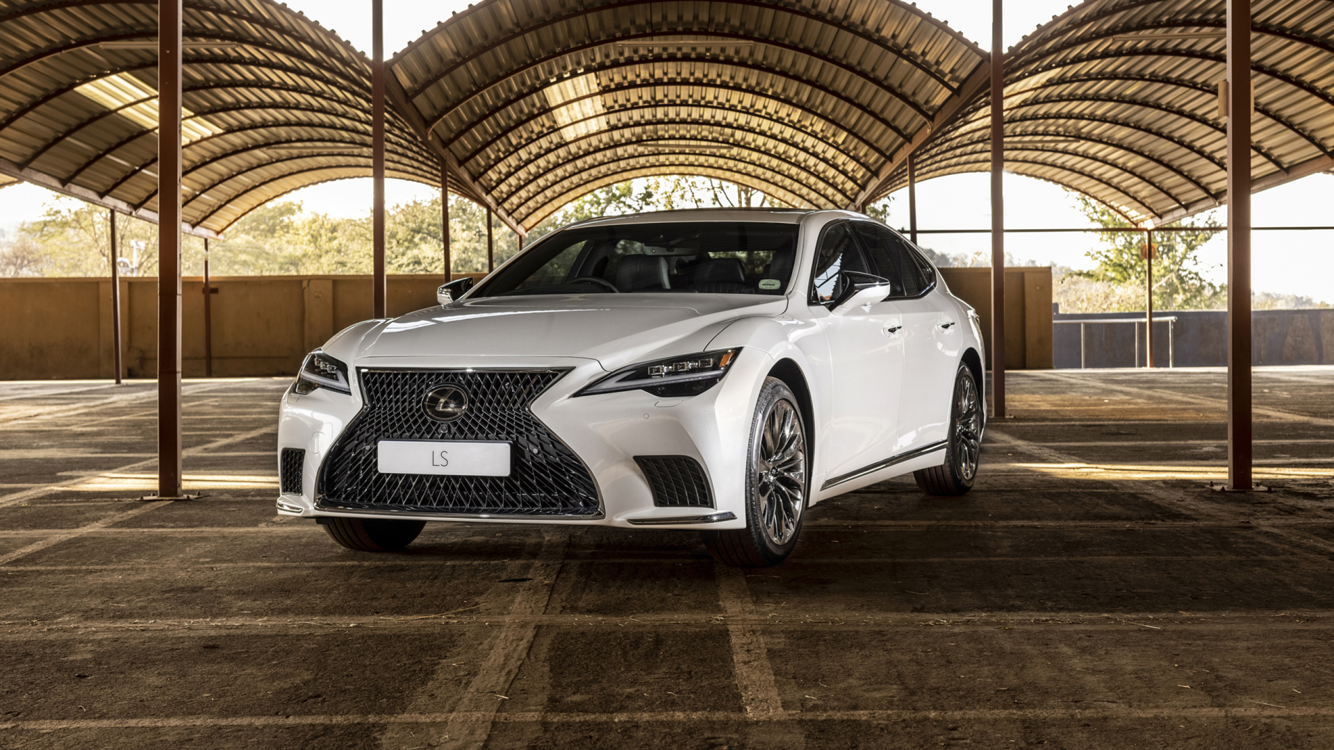 Автомобиль Lexus LS 500, 2021 года под крышей