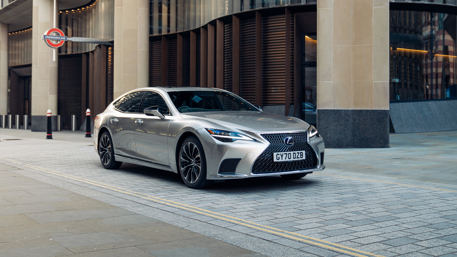 Серебристый Lexus LS 500h 2021  года в городе