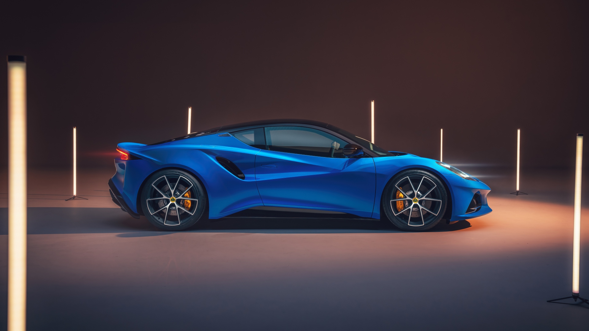 Вид сбоку на автомобиль Lotus Emira First Edition 2021 года