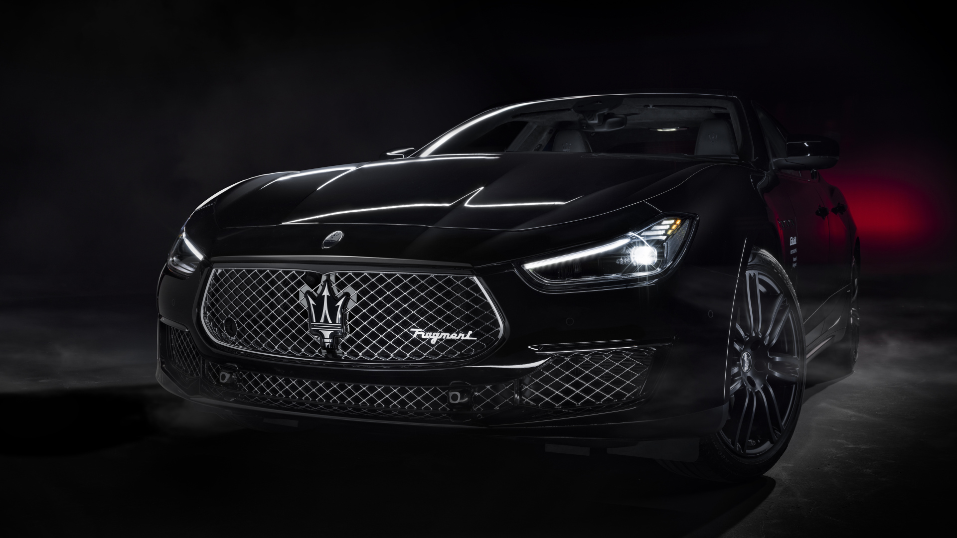 Черный автомобиль Maserati Ghibli 2021 года