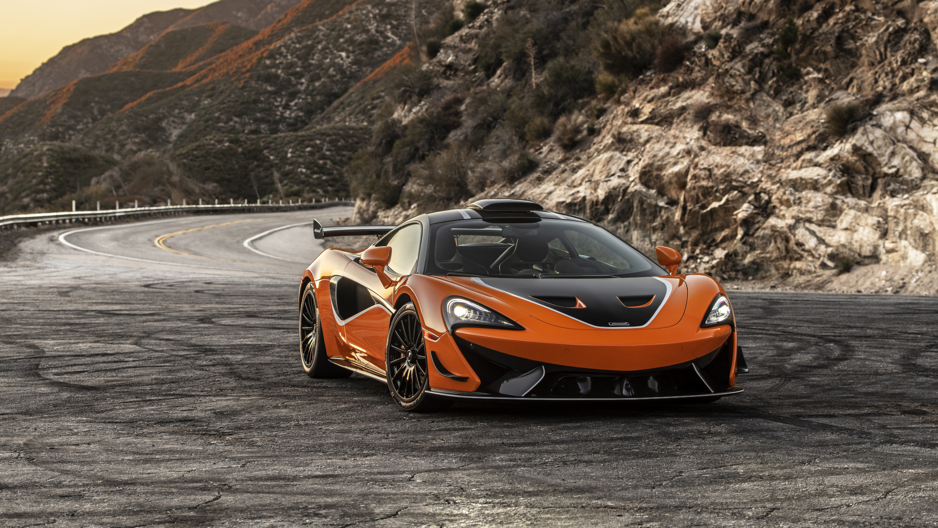 Спортивный автомобиль McLaren 620R, 2021 года в горах