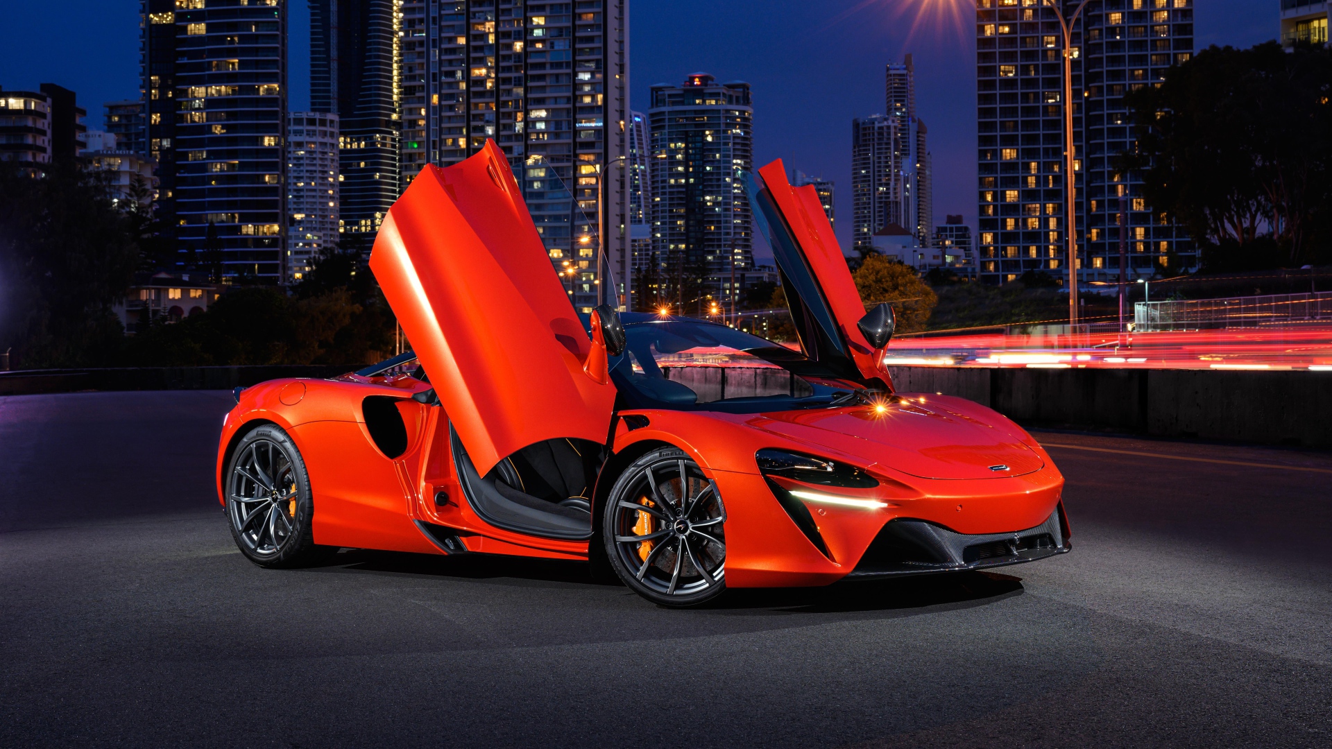 Спортивный автомобиль McLaren Artura 2021 года с открытыми дверями