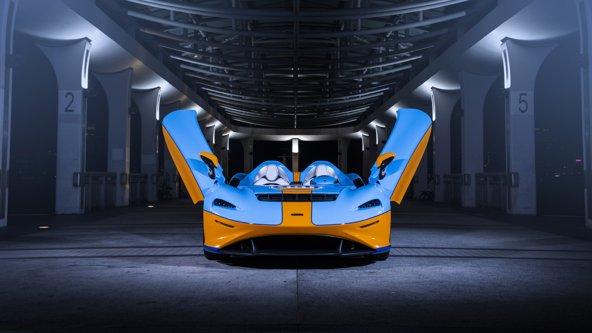Гоночный автомобиль McLaren Elva Gulf Theme, 2021 года с открытыми дверями