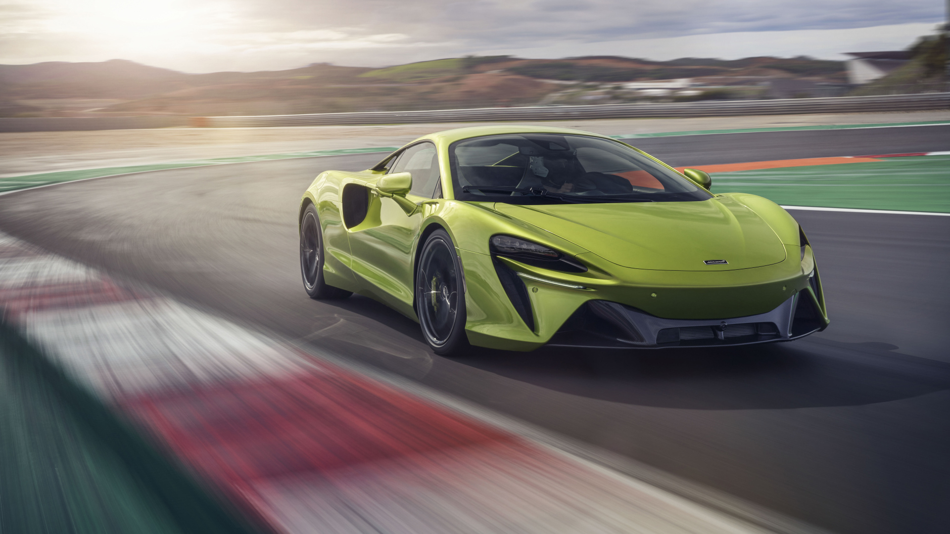 Автомобиль McLaren Artura, 2022 года на скорости