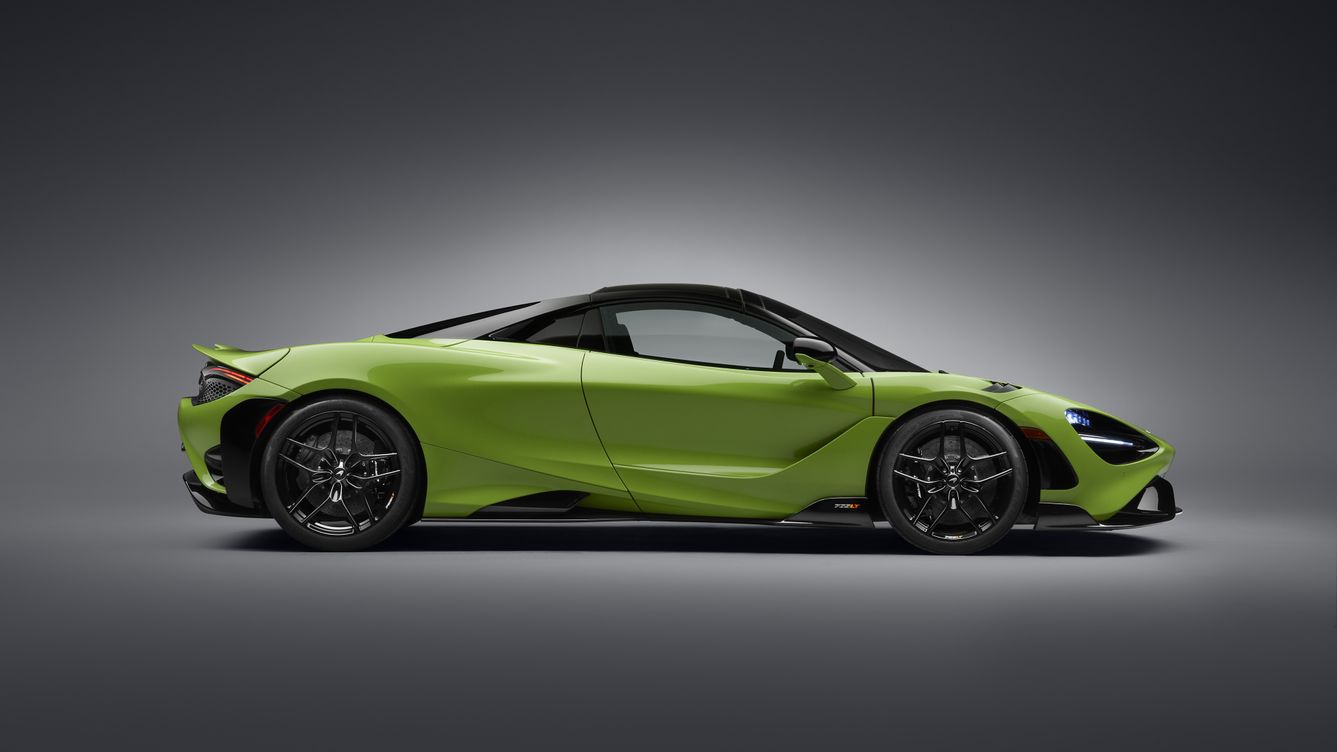 Зеленый автомобиль McLaren 765LT Spider 2022 года вид сбоку