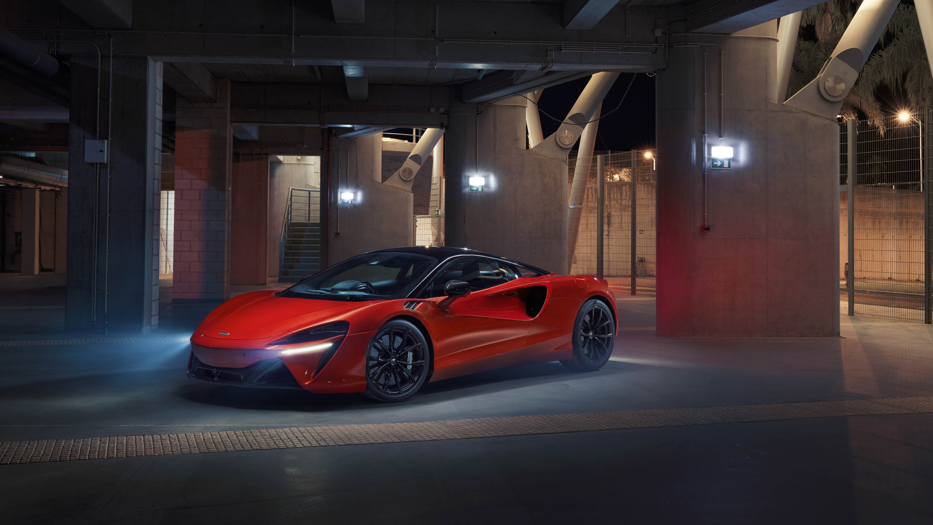 Красный McLaren Artura, 2021 года в здании