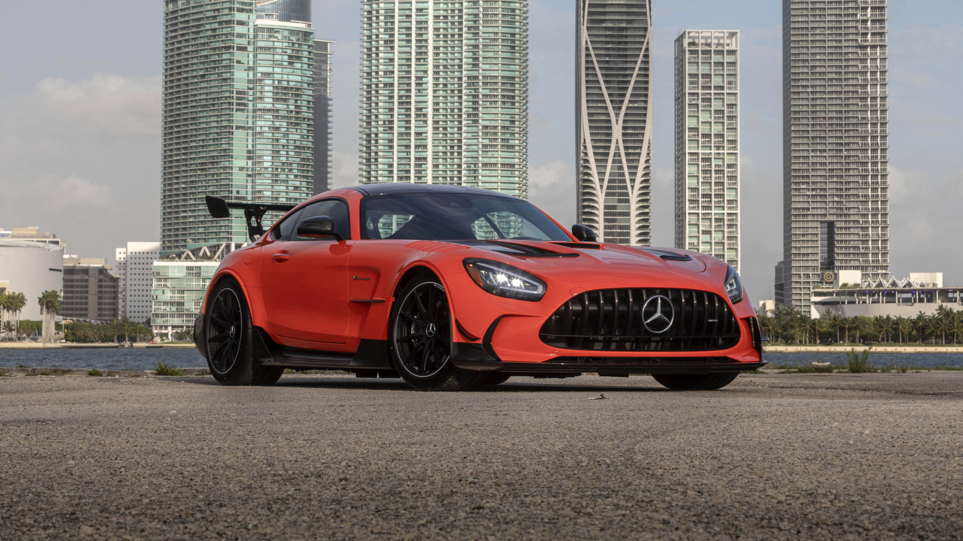 Красный автомобиль Mercedes-AMG GT Black Series 2021 года