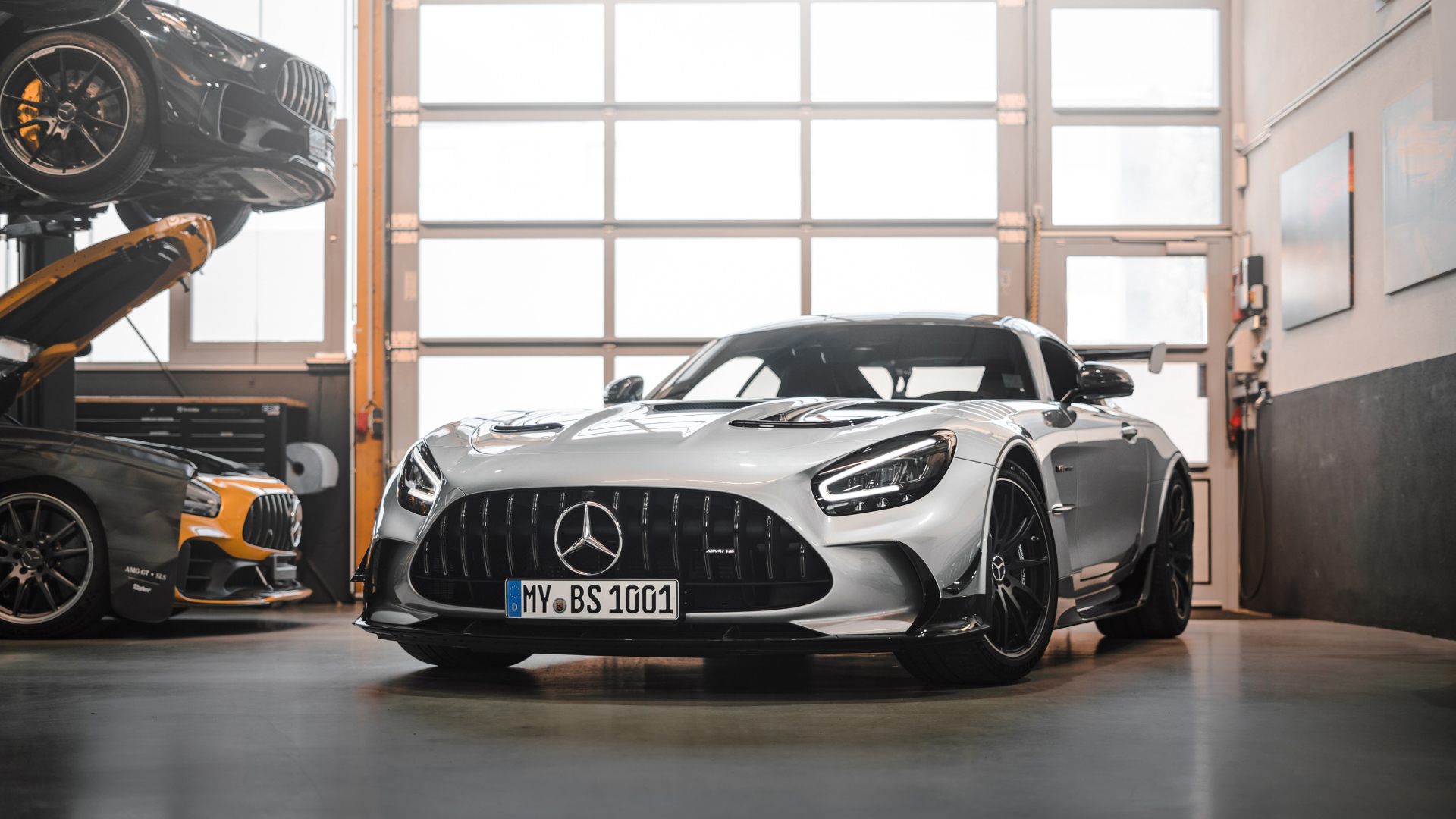Серебристый автомобиль Mercedes-AMG GT Black Series 2021 года в гараже