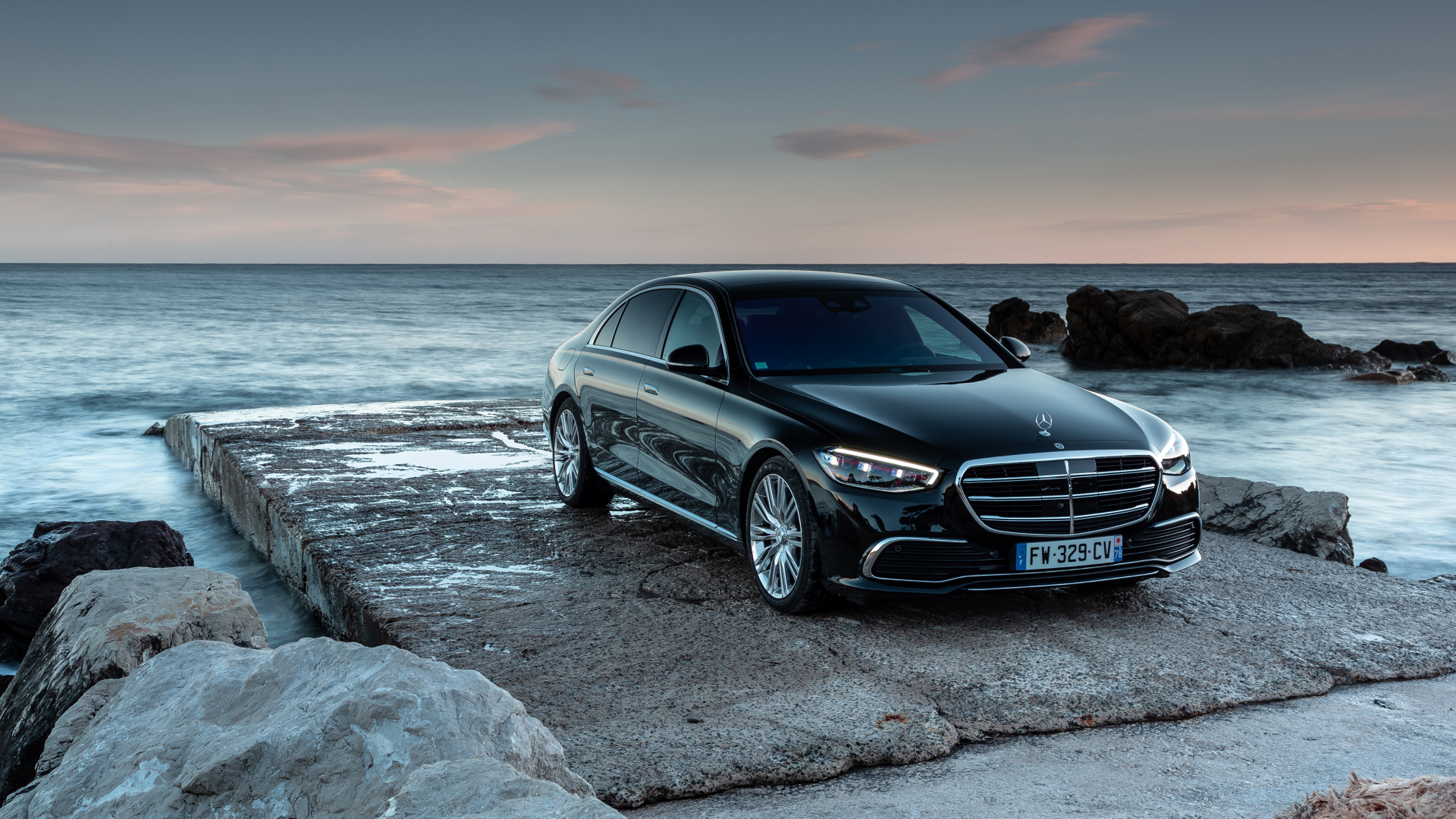 Черный дорогой автомобиль Mercedes-Benz S 400 D 4MATIC  у моря