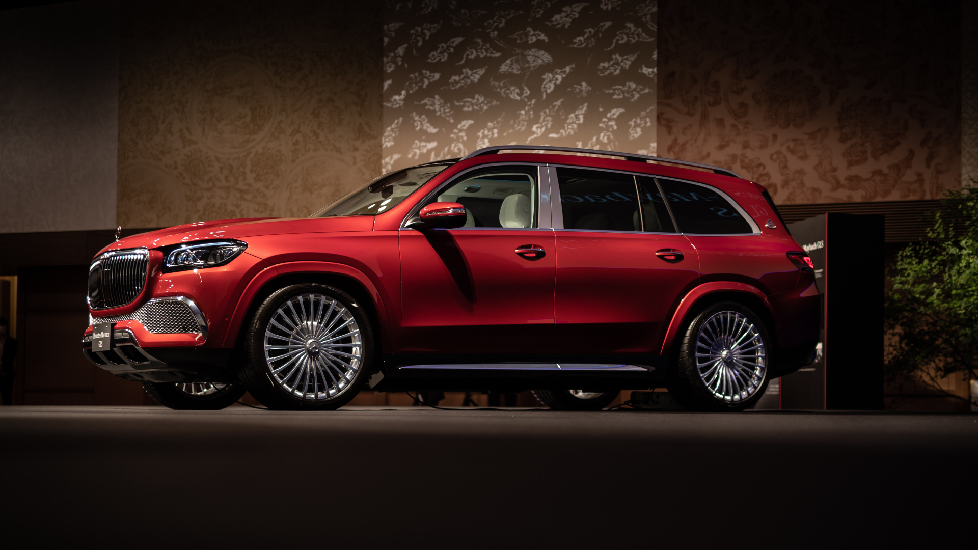 Красный автомобиль Mercedes-Maybach GLS 600 4MATIC 2021 года