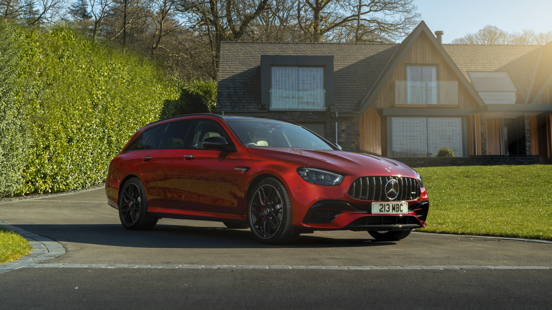 Красный Mercedes-AMG E 63 S 4MATIC+ у дома