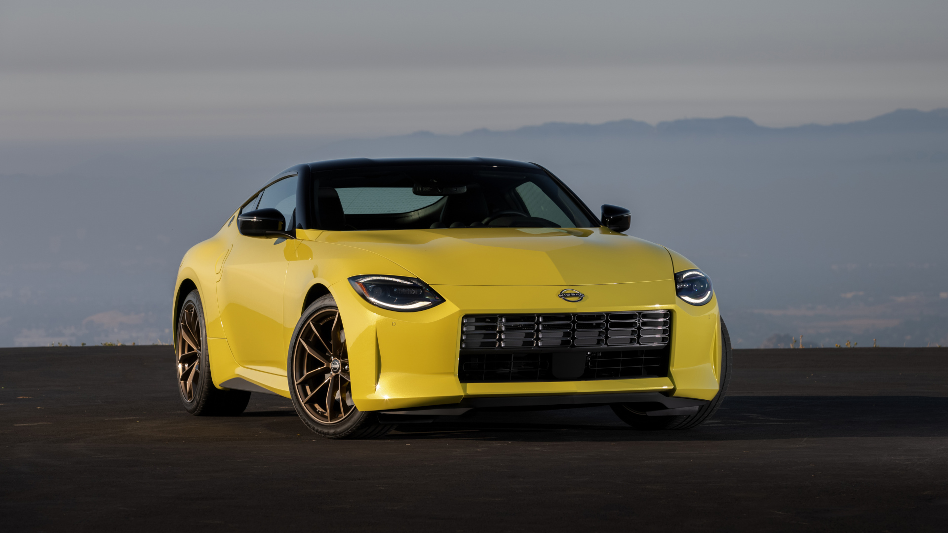 Желтый  Nissan Z, 2023 года