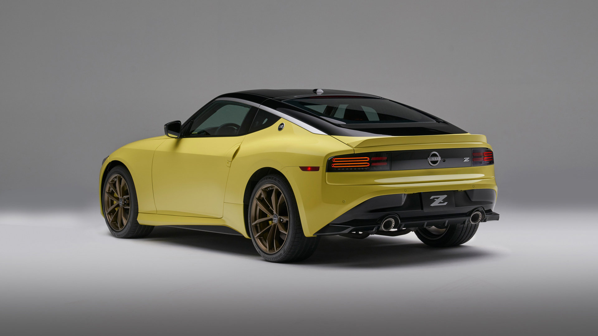 Желтый автомобиль Nissan Z, 2023 года вид сзади