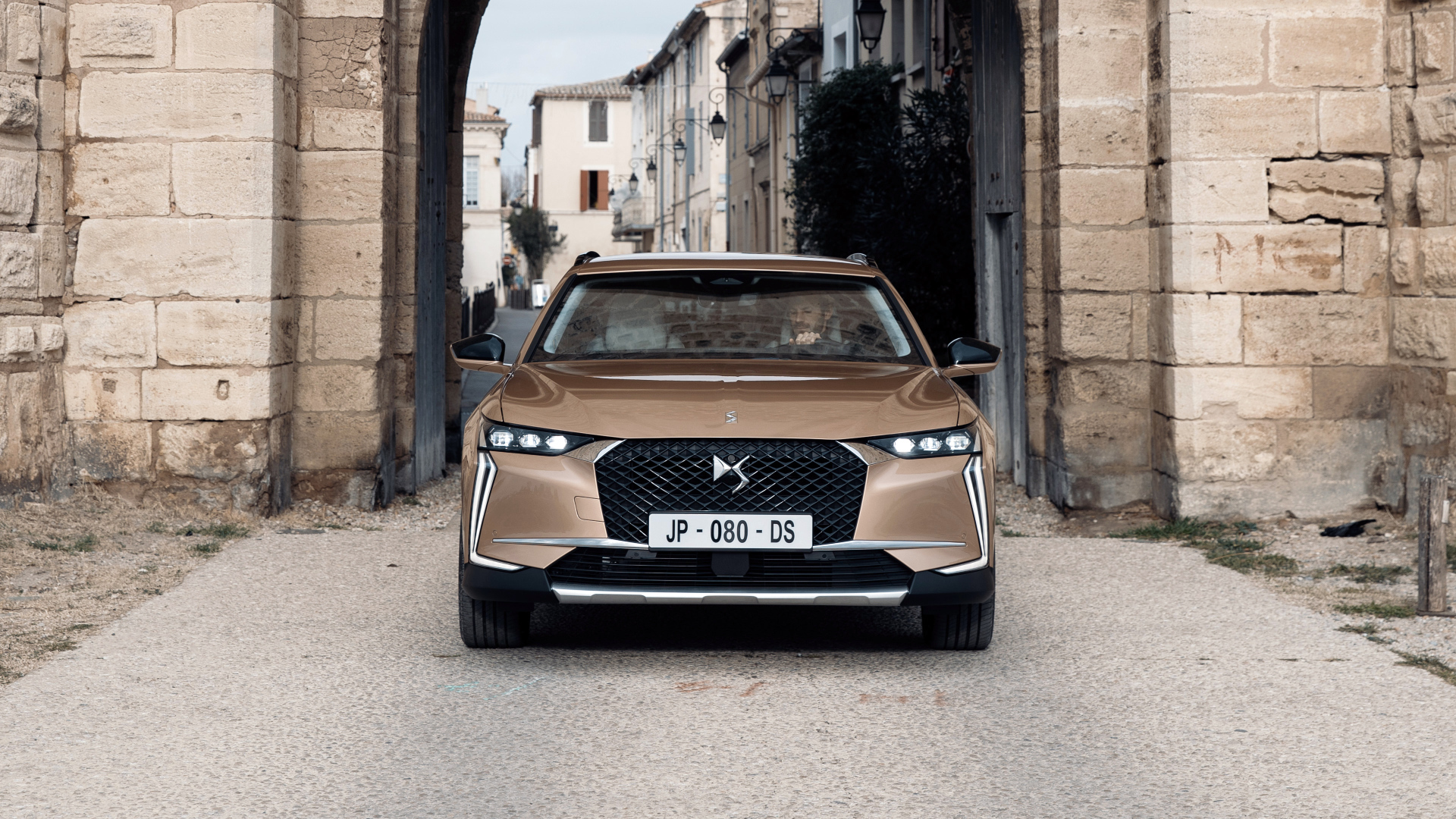 Автомобиль DS 4 Cross 2021 года вид спереди