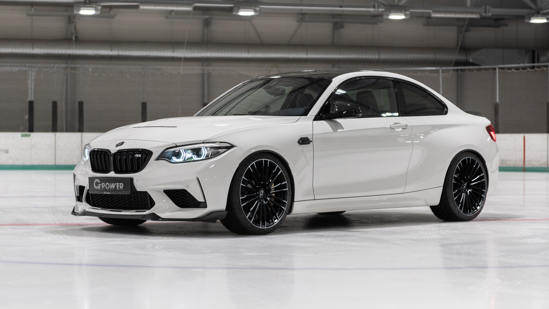 Белый автомобиль G-Power G2M CS Bi-Turbo 2021 года на льду