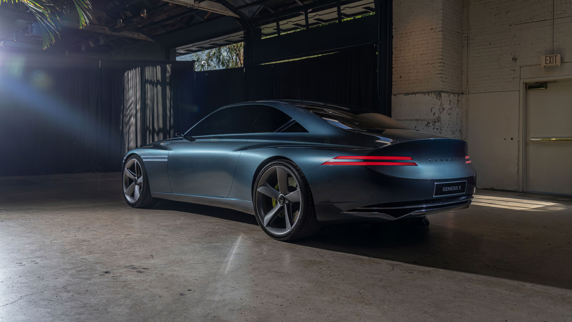 Автомобиль Genesis X Concept 2021  года у гаража