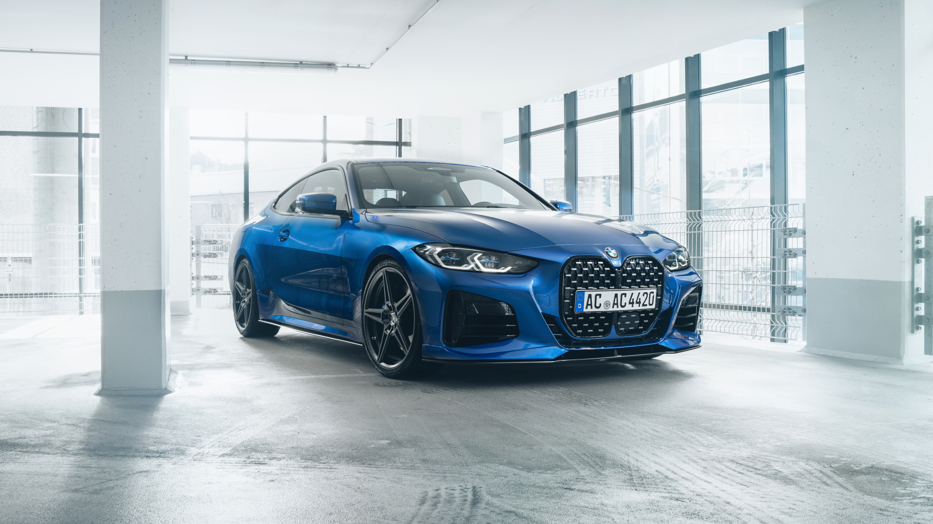 Синий автомобиль Schnitzer ACS4 4.0i 2021 года на заправке