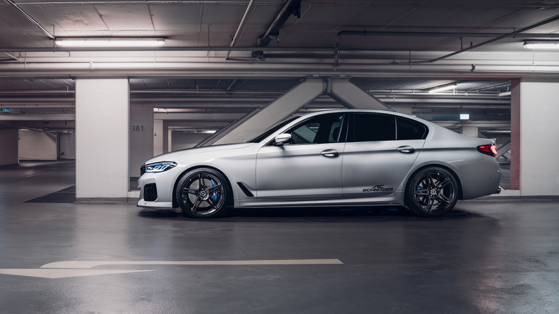 Серебристый автомобиль Schnitzer ACS5 3.0d 2021 года вид сбоку