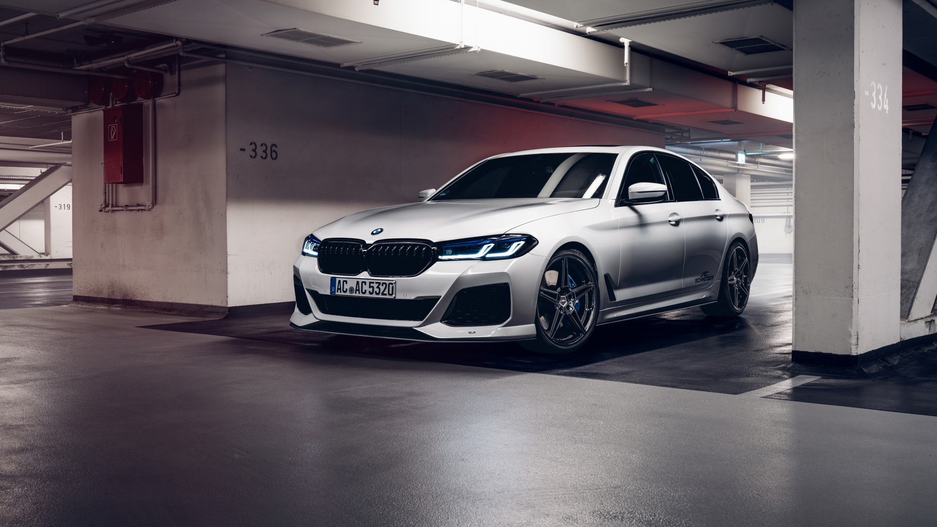 Автомобиль Schnitzer ACS5 3.0d 2021 года выезжает с парковки