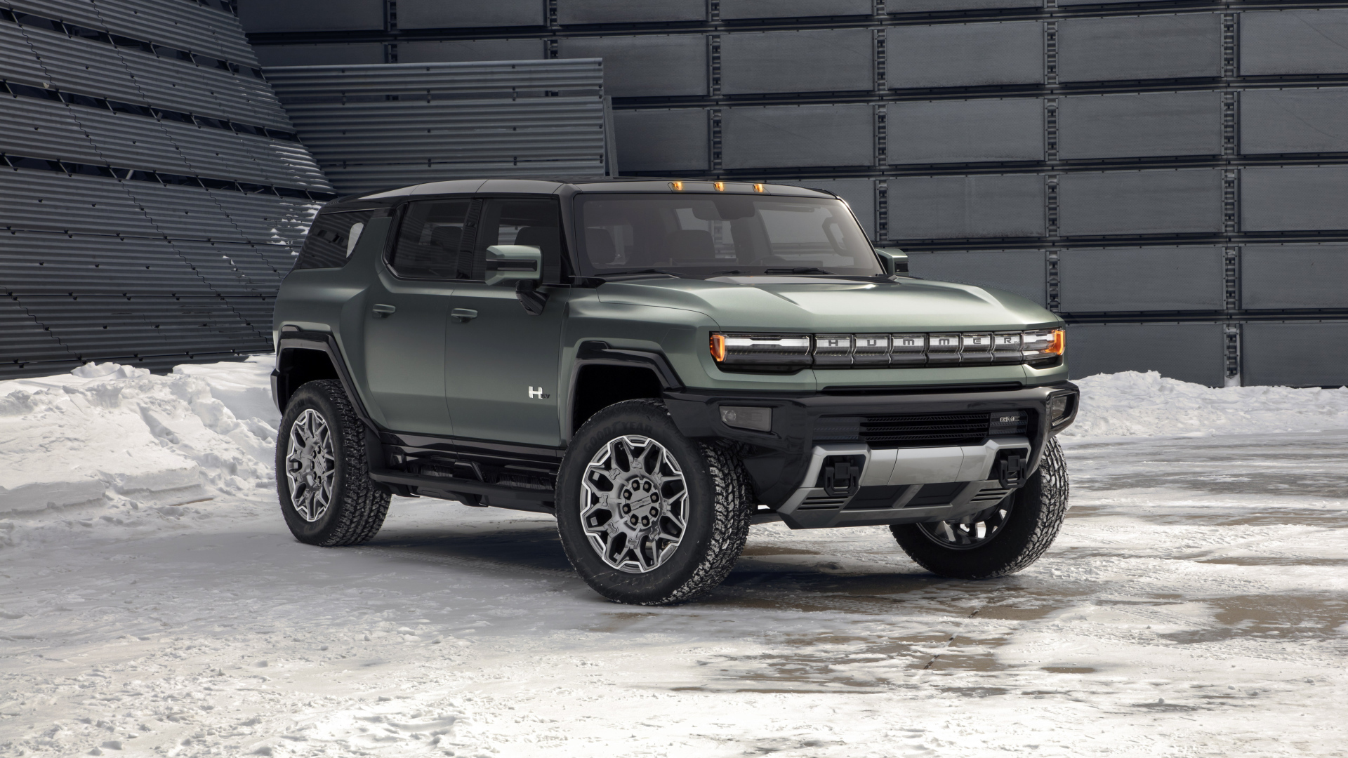 Внедорожник GMC Hummer EV, 2024 года на фоне стены