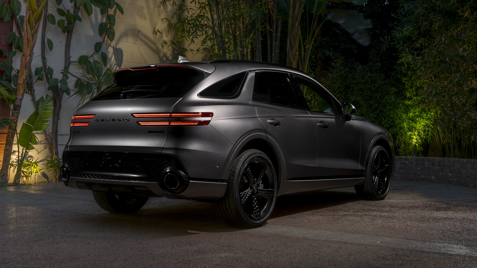 Кроссовер Genesis GV70 3.5T AWD, 2022 года вид сзади