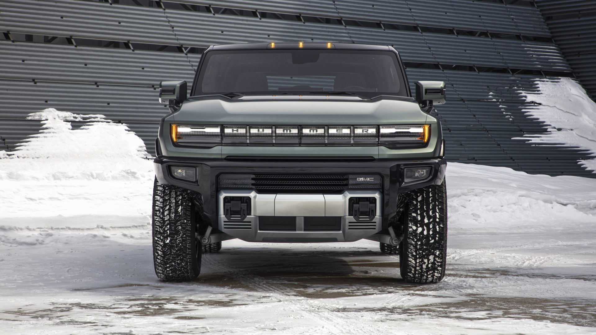 Джип GMC Hummer EV, 2024 года на снегу