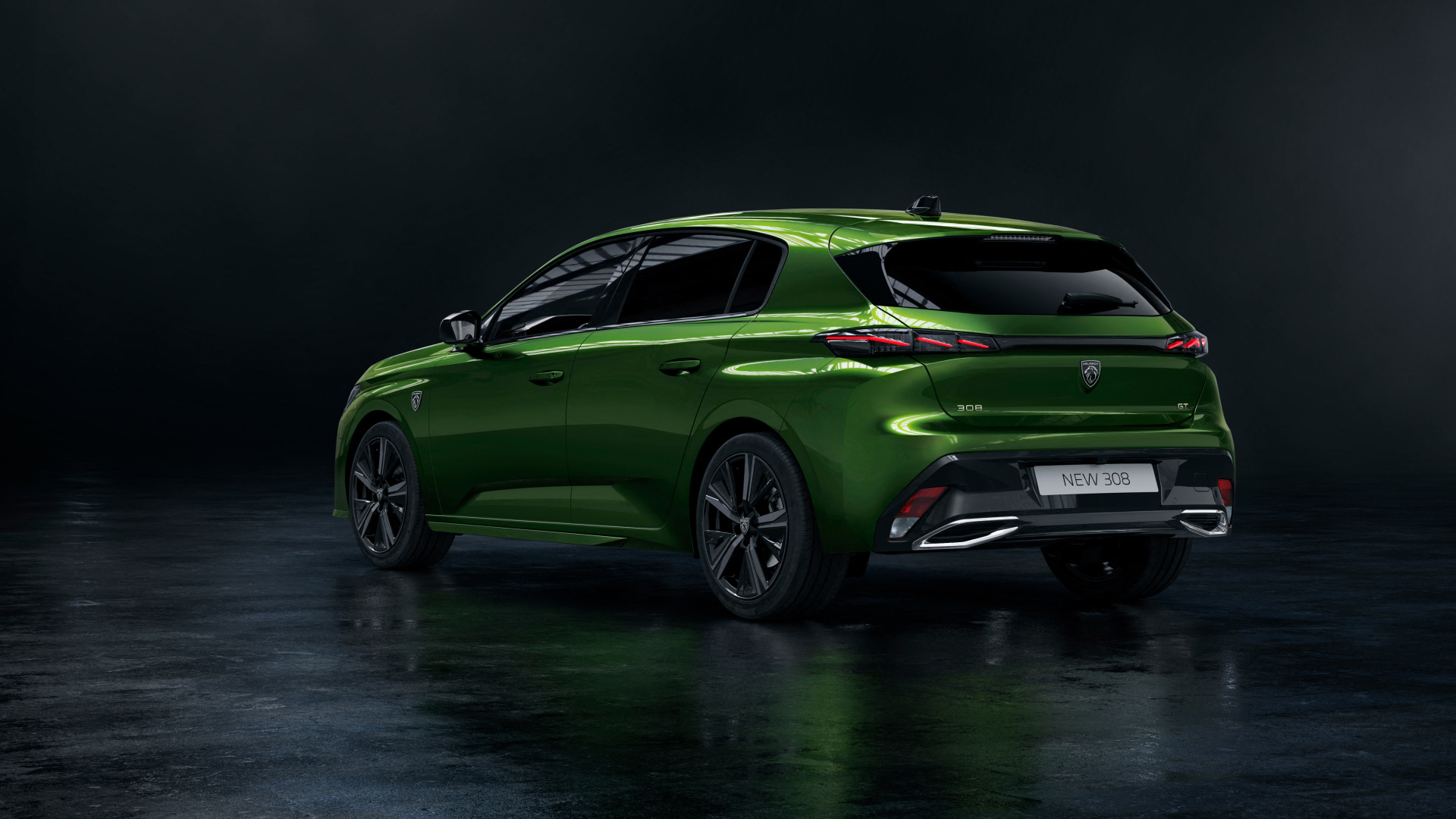 Автомобиль Peugeot 308, 2021 года вид сзади на черном фоне