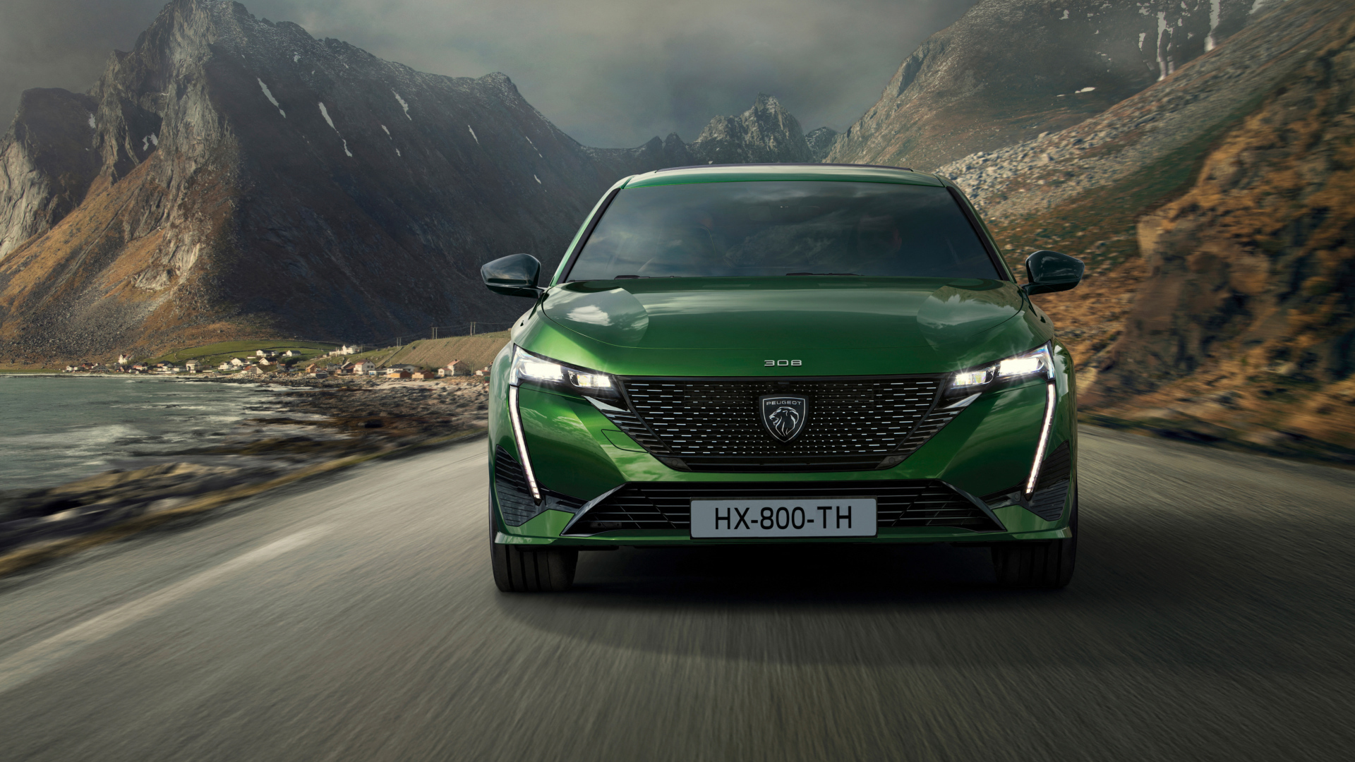 Автомобиль Peugeot 308 в горах