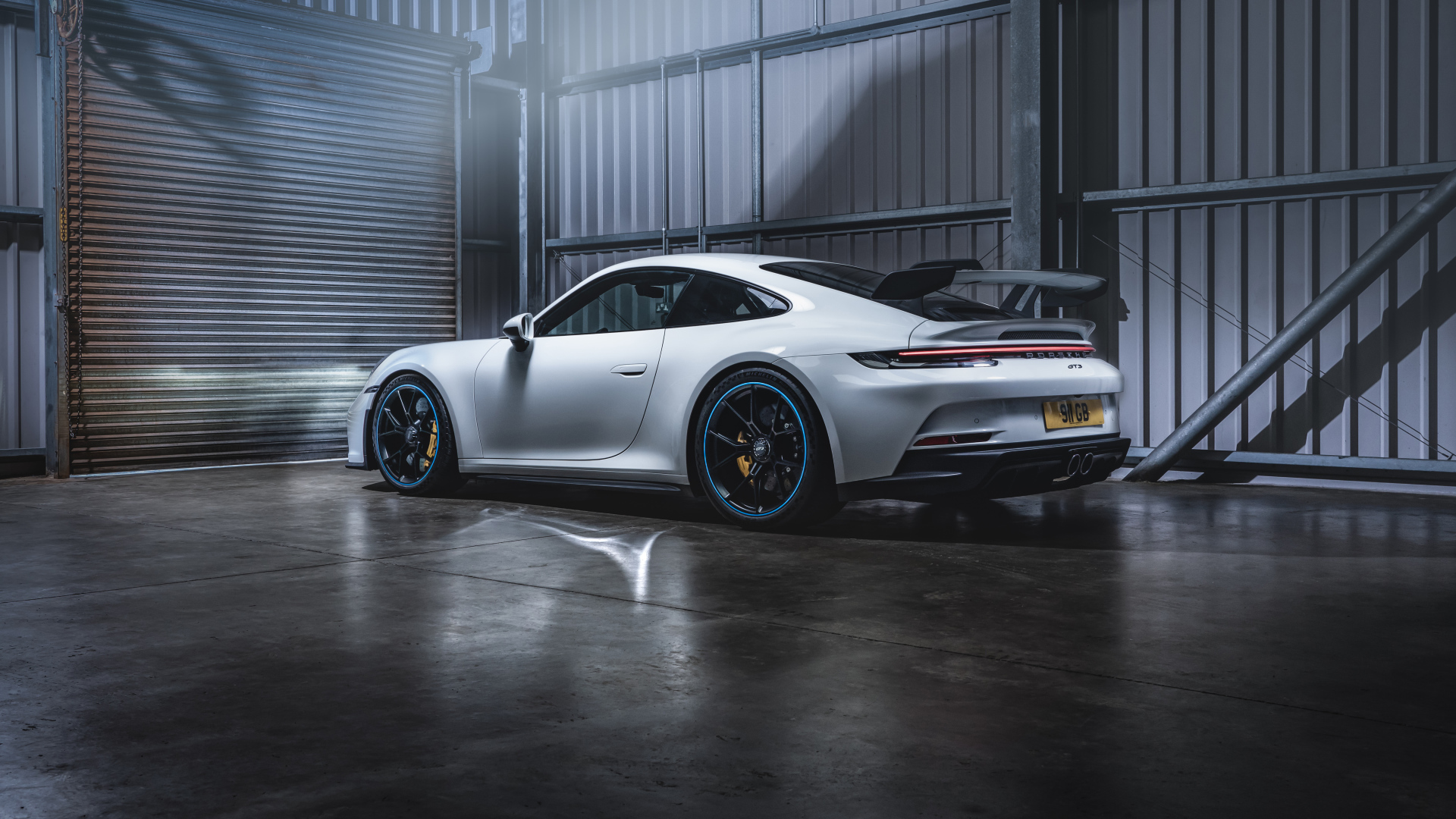 Белый автомобиль Porsche 911 GT3 PDK 2021 года в гараже