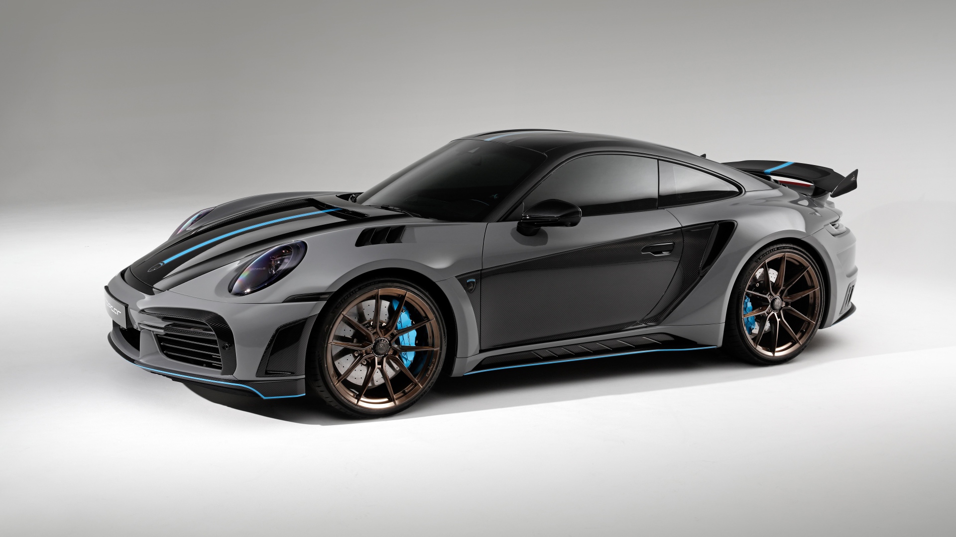 Серый гоночный автомобиль Porsche 911 Turbo S Stinger GTR 3 2021 года