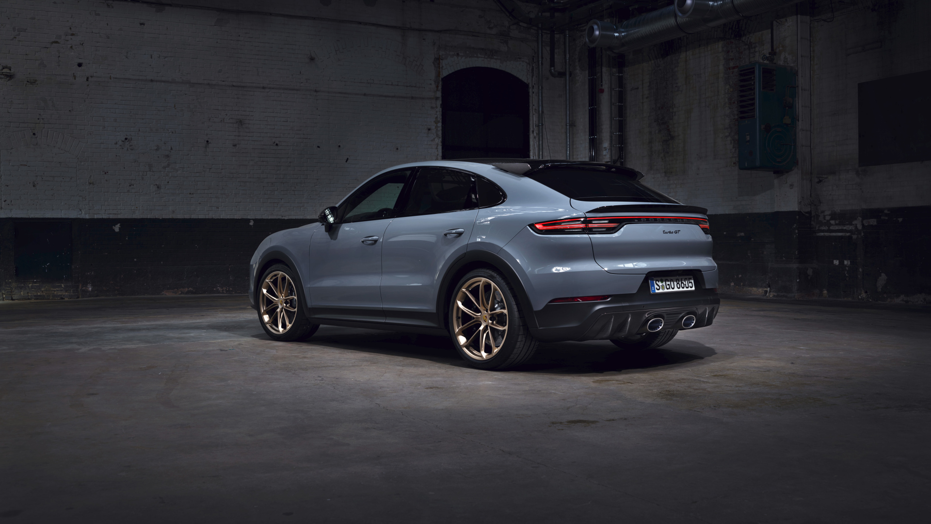 Автомобиль Porsche Cayenne Turbo GT 2021 года вид сзади