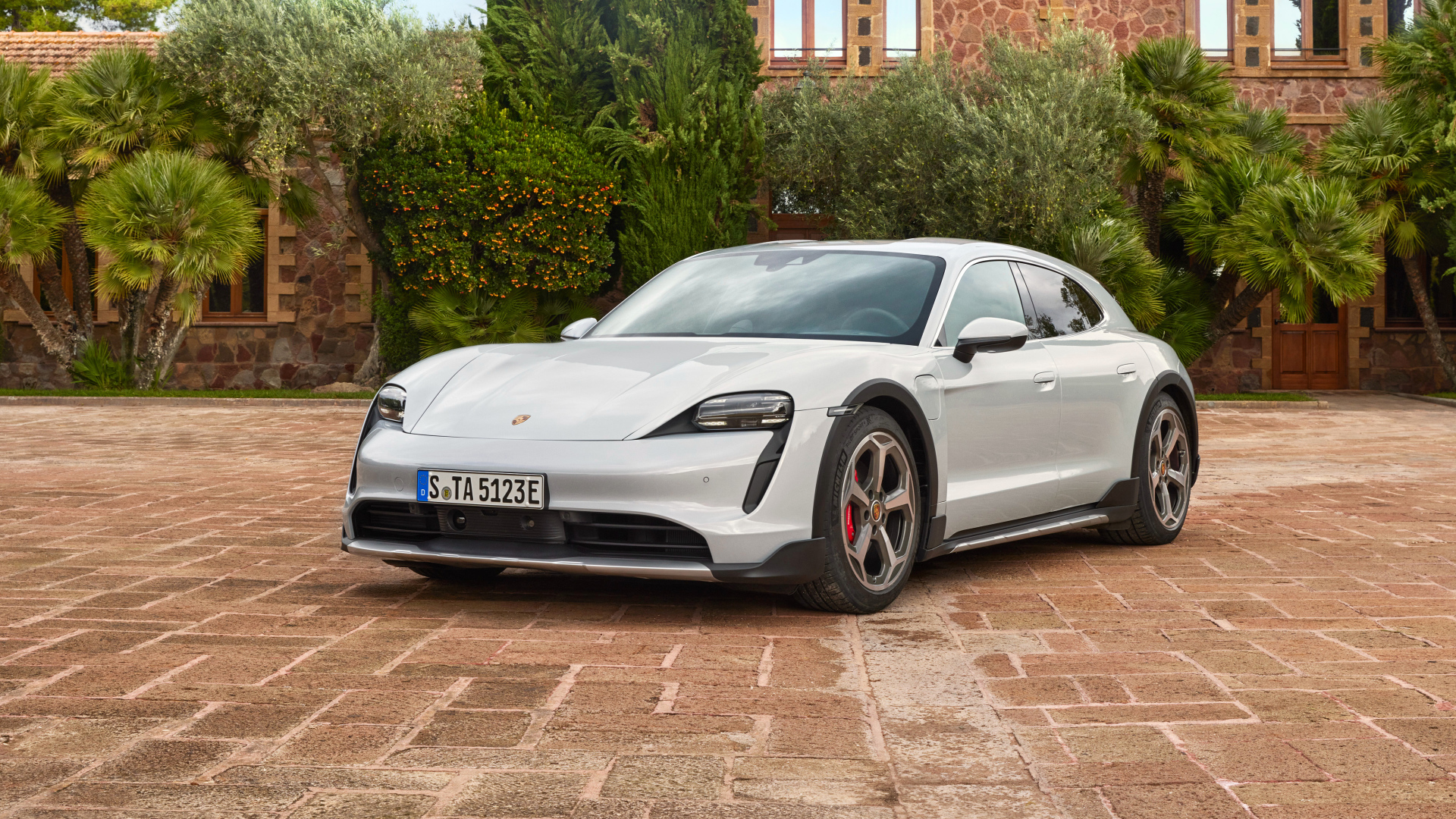 Автомобиль Porsche Taycan 4S Cross Turismo 2021 года у стены