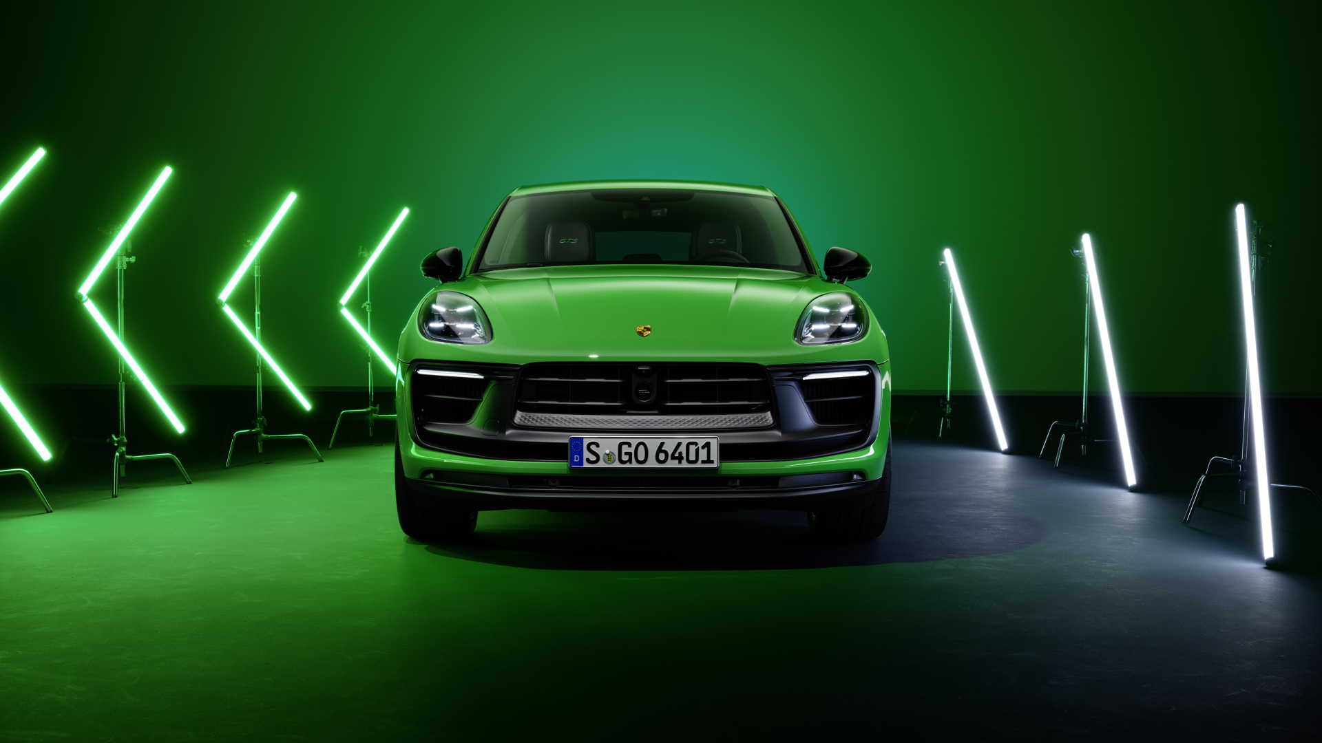 Зеленый Porsche Macan GTS Sport Package 2021 года вид спереди