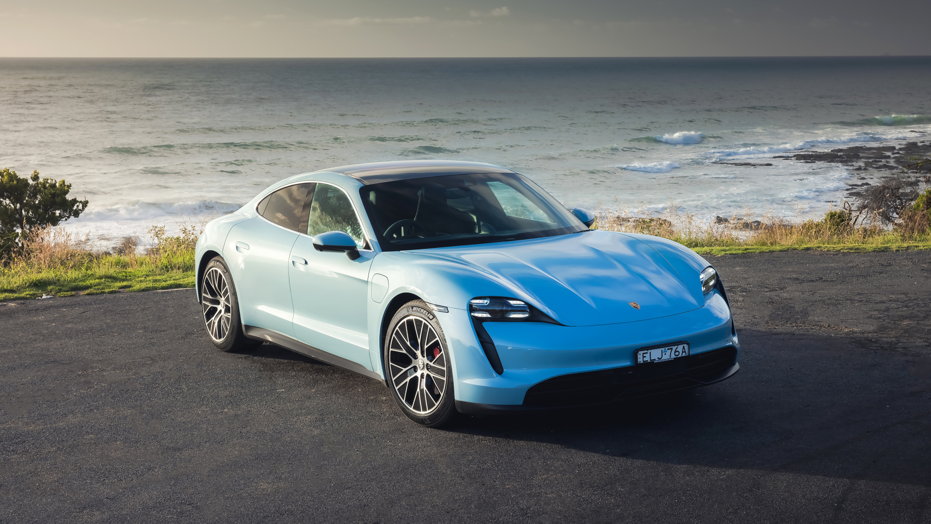 Автомобиль Porsche Taycan 4S у моря