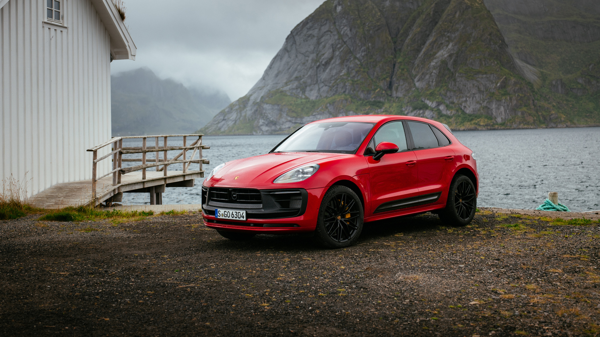 Красный Porsche Macan GTS 2021 года у воды
