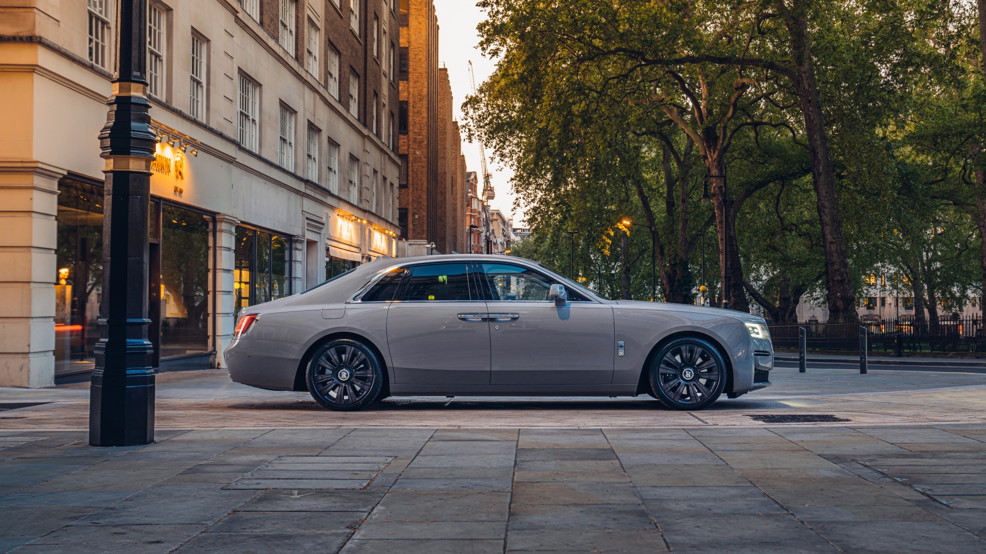 Автомобиль Rolls-Royce Ghost 2021 года вид сбоку