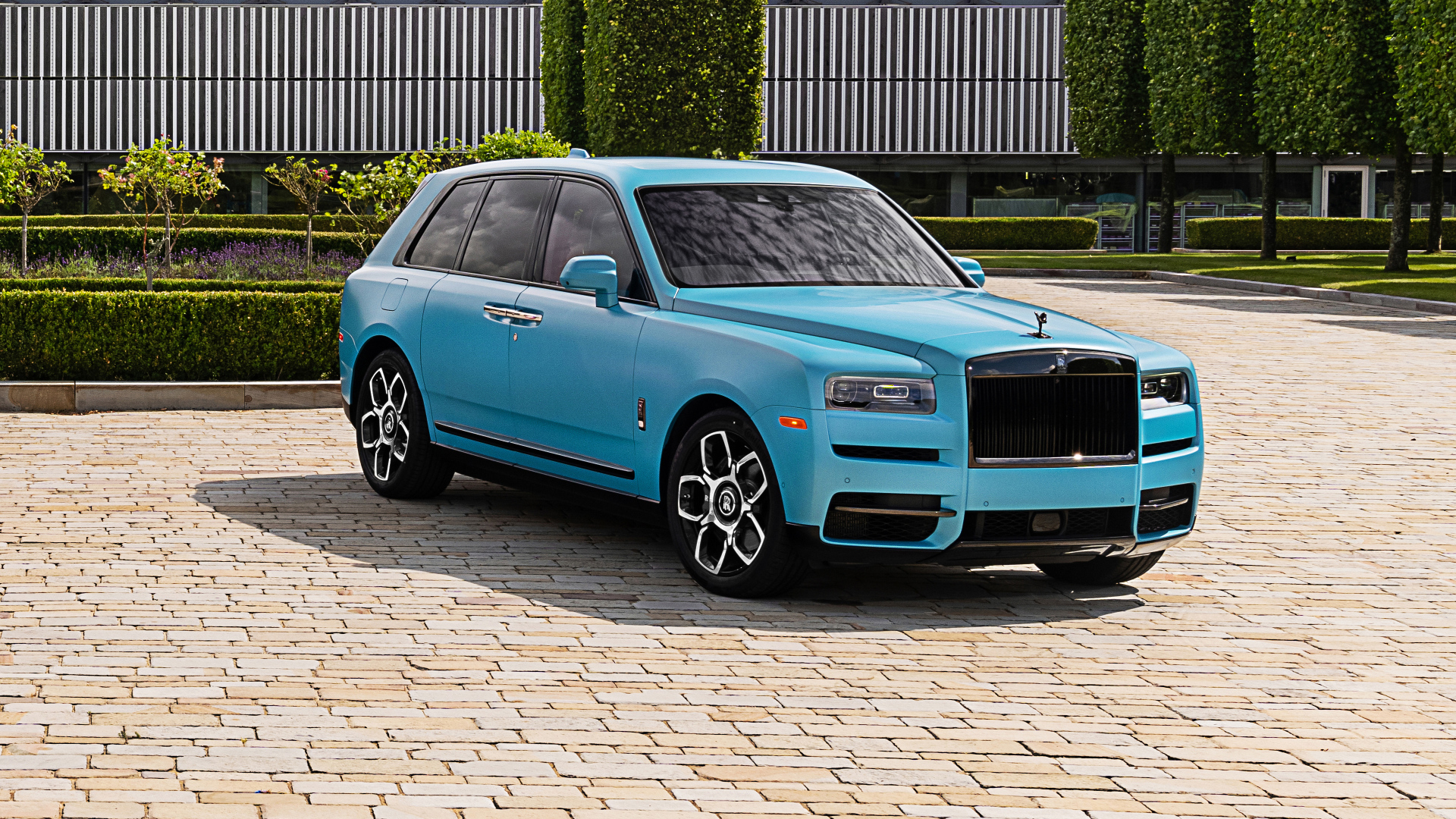 Дорогой голубой автомобиль ROLLS-ROYCE Ghost, 2021 года