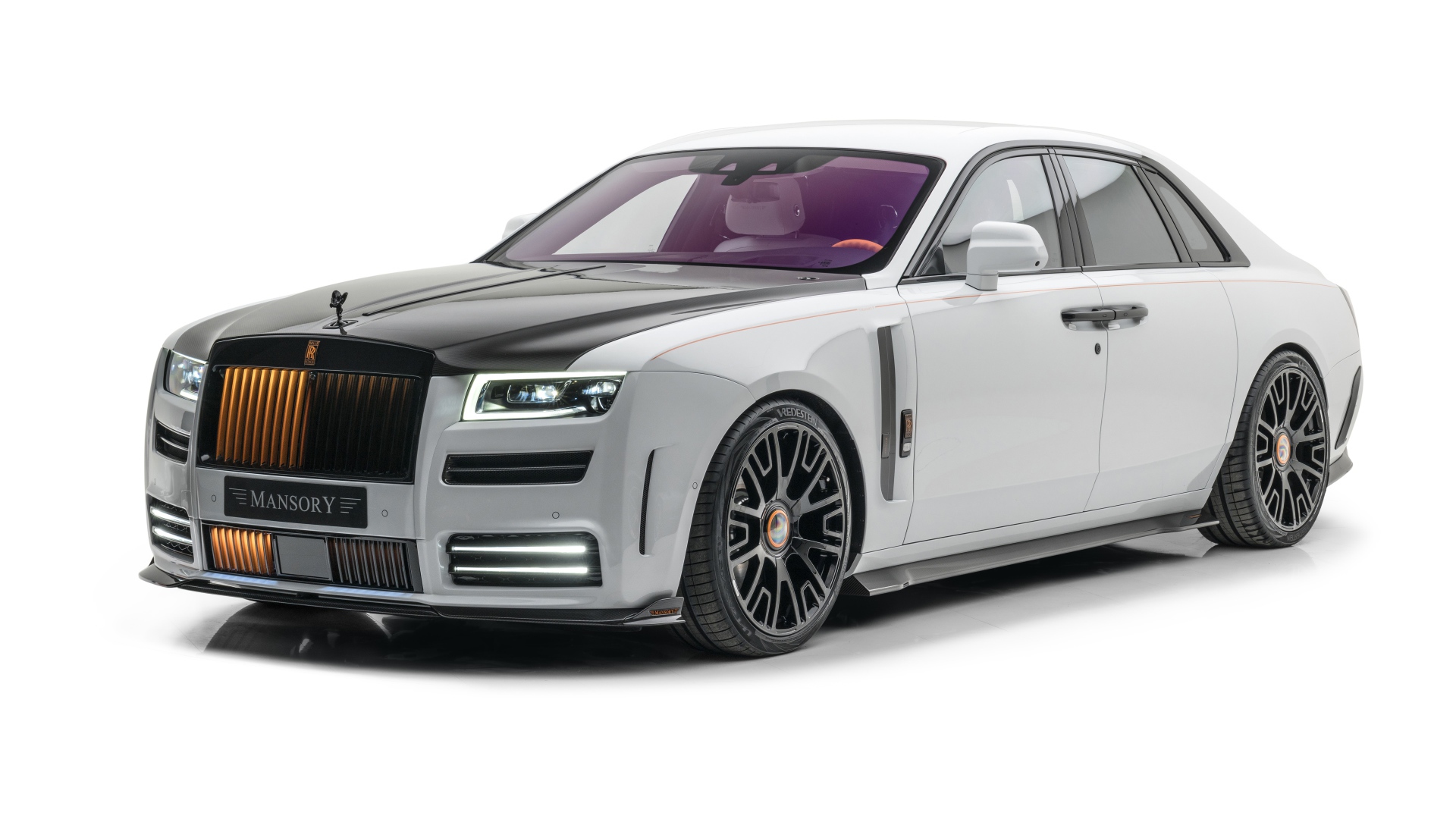 Серый автомобиль Mansory Rolls-Royce Ghost 2021 года на белом фоне крупным планом