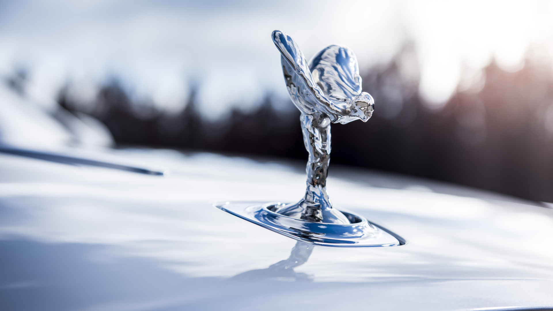 Изображение богини Ники на автомобиле Rolls-Royce Spirit Of Ecstasy