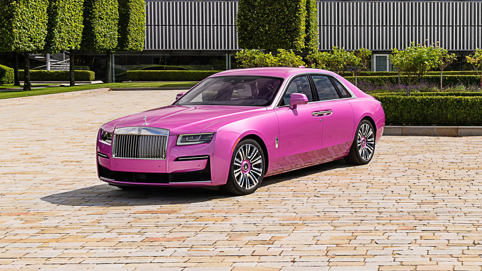 Розовый дорогой автомобиль ROLLS-ROYCE Cullinan, 2021 года