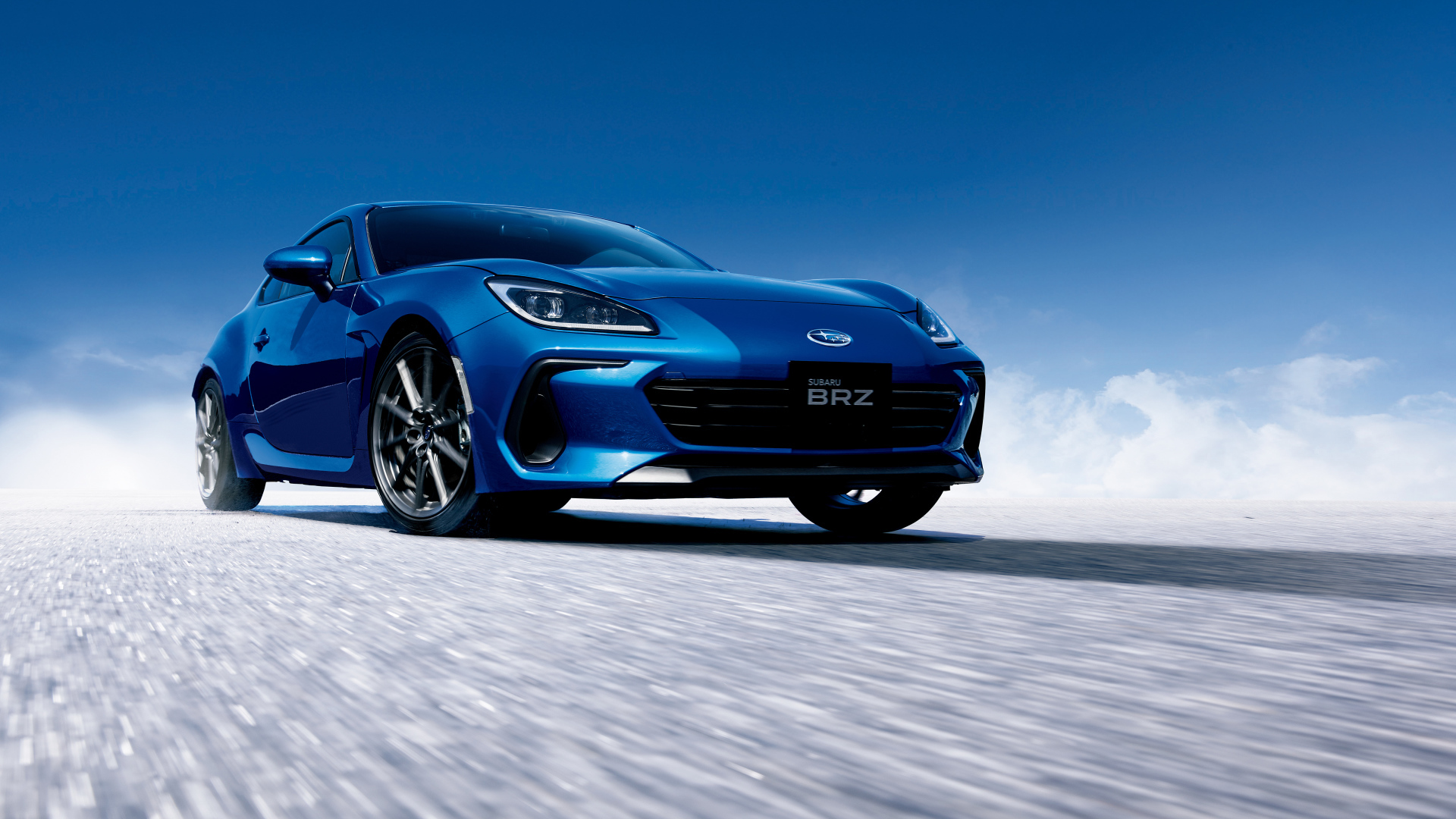 Синий автомобиль Subaru BRZ 2021 года на трассе