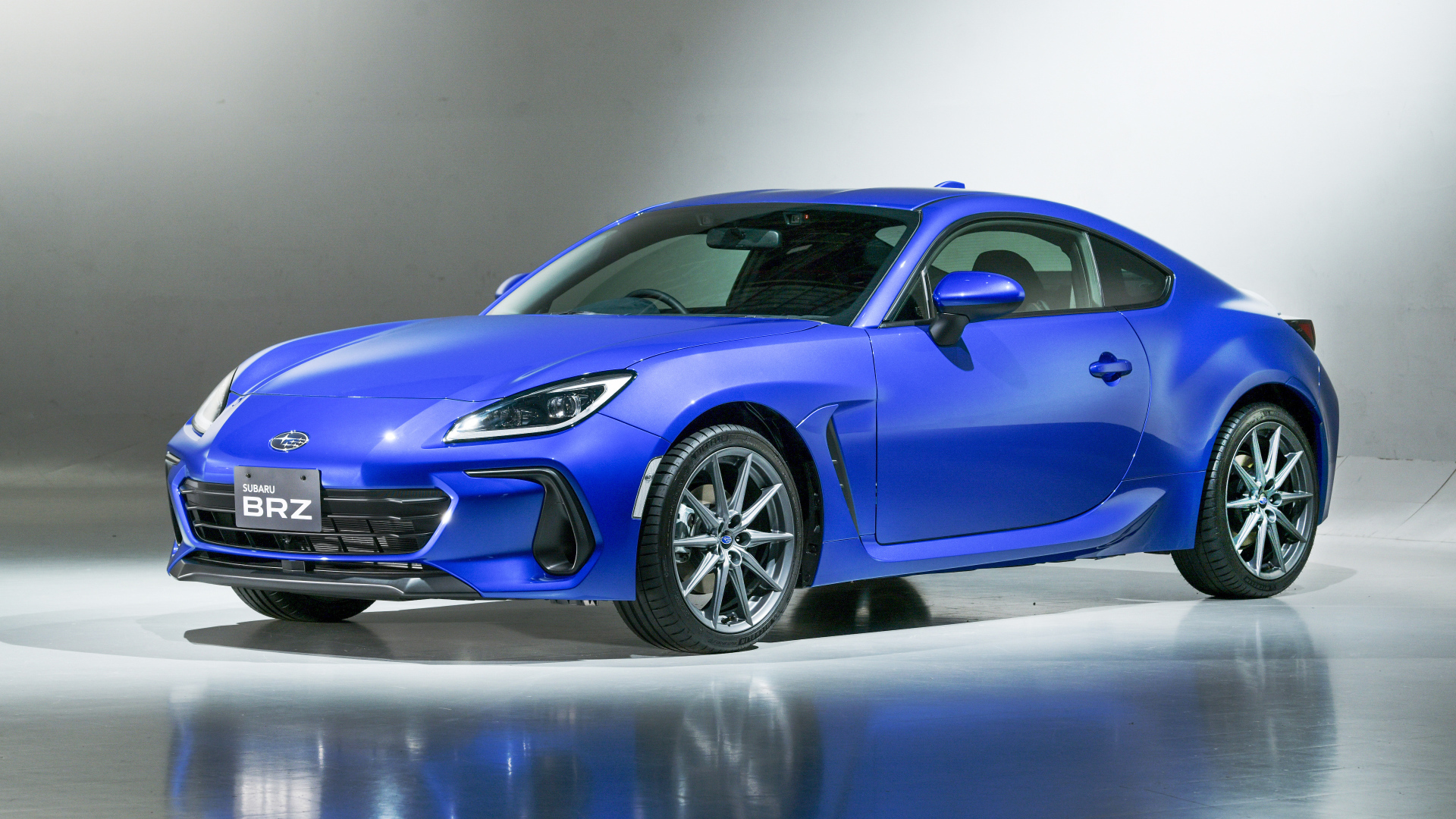 Синий автомобиль Subaru BRZ 2021 года вид спереди