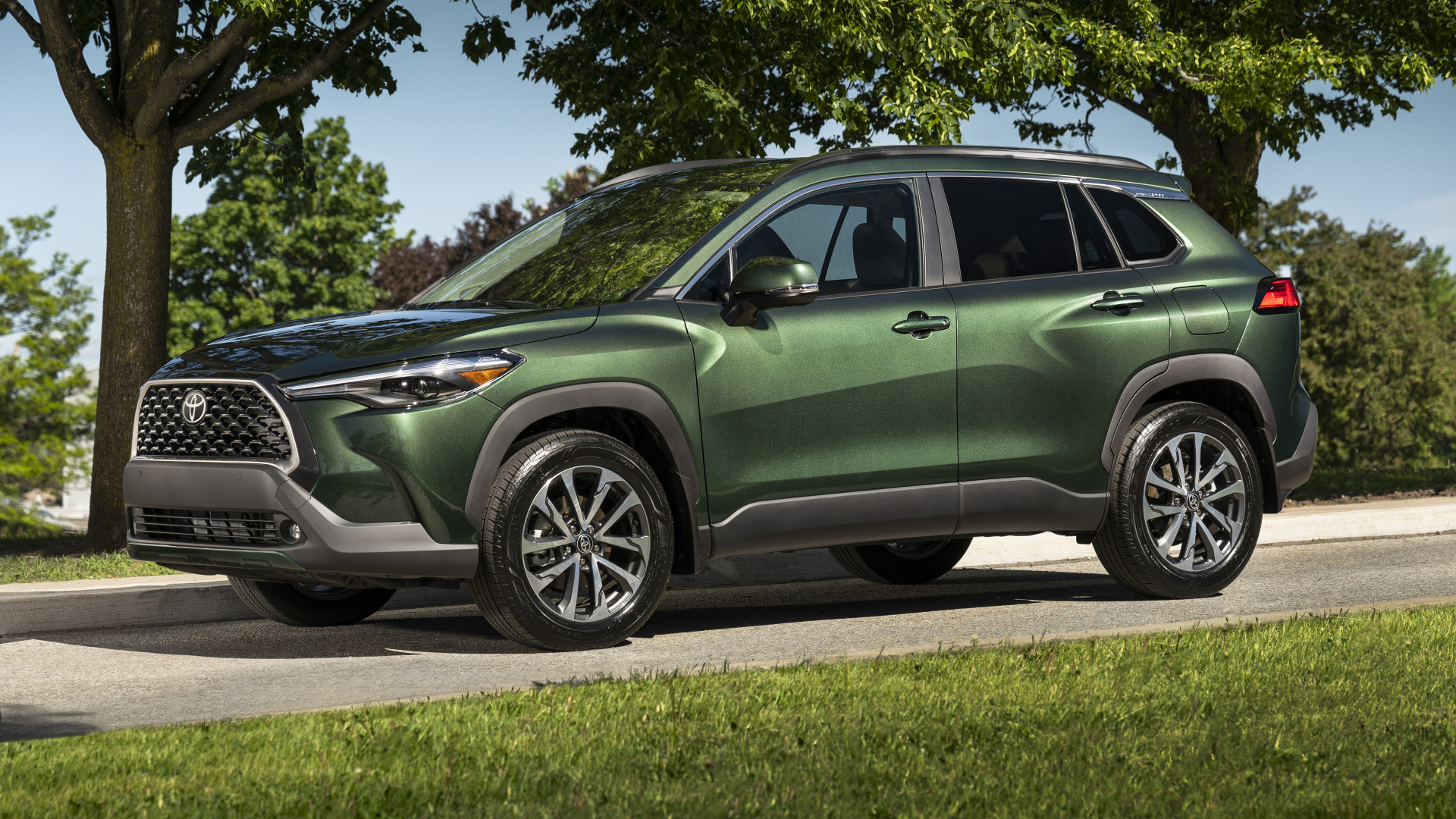 Зеленый автомобиль Toyota Corolla Cross XLE AWD, 2022 года