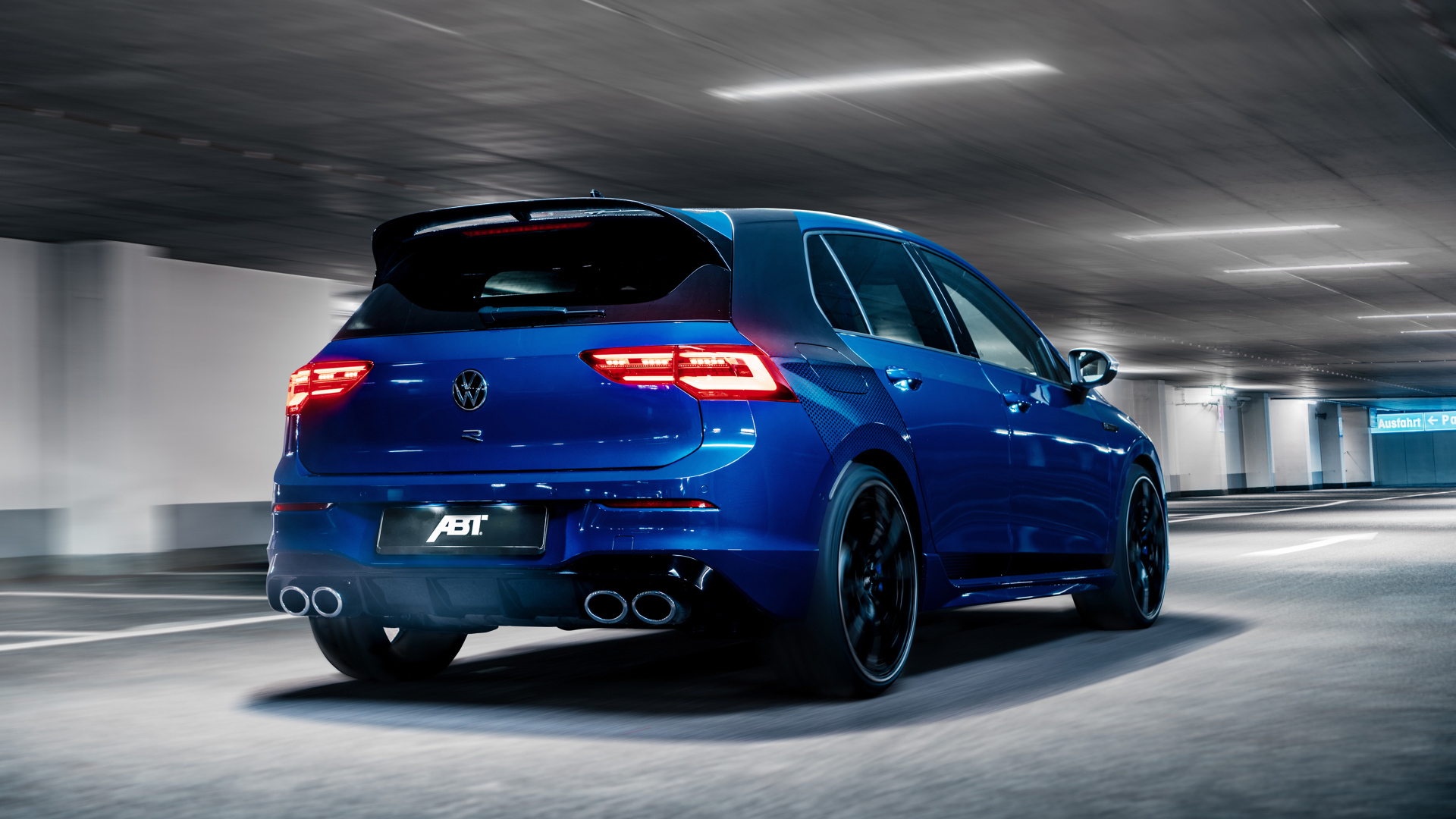 Синий кроссовер ABT Volkswagen Golf R 2021 года вид сзади